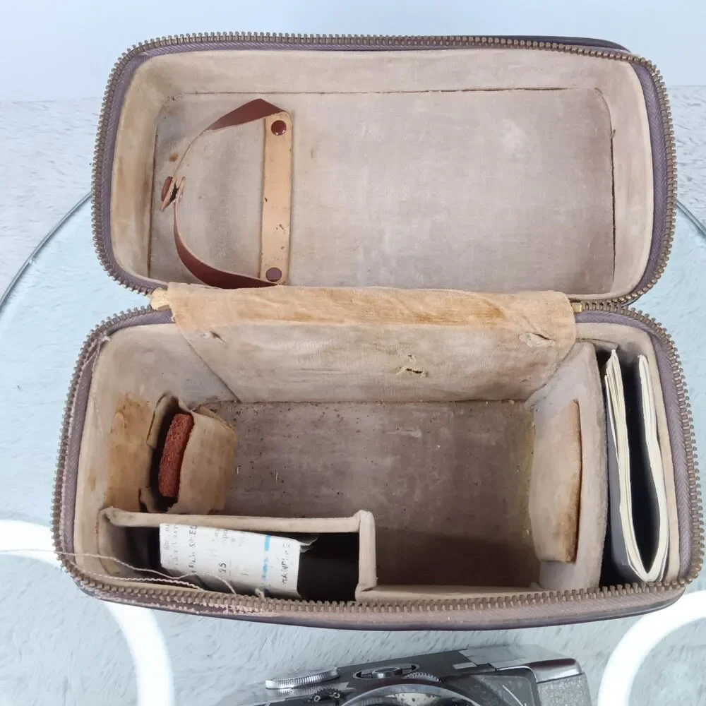 Vintage1950s/60s Yashica 8-E III 8mm wind-up movie camera complete w/ case